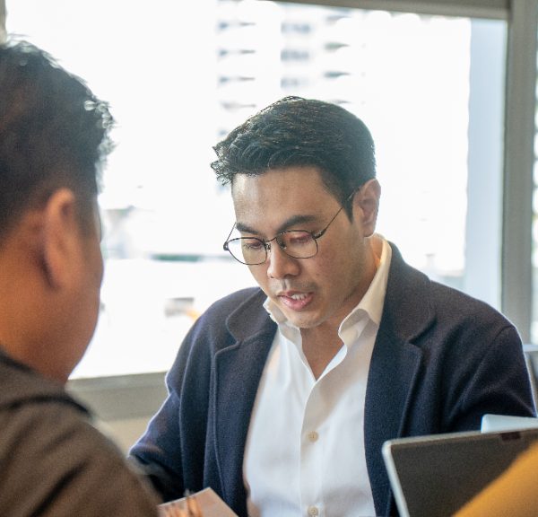 ผู้สอนรีวิวงานรายกลุ่ม