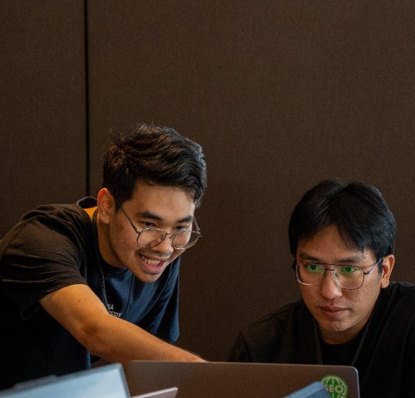 ผู้เรียนทำงานร่วมกันในคลาส