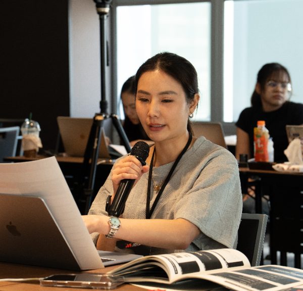 ผู้สอนอธิบายเวิร์กชีต AI SEO